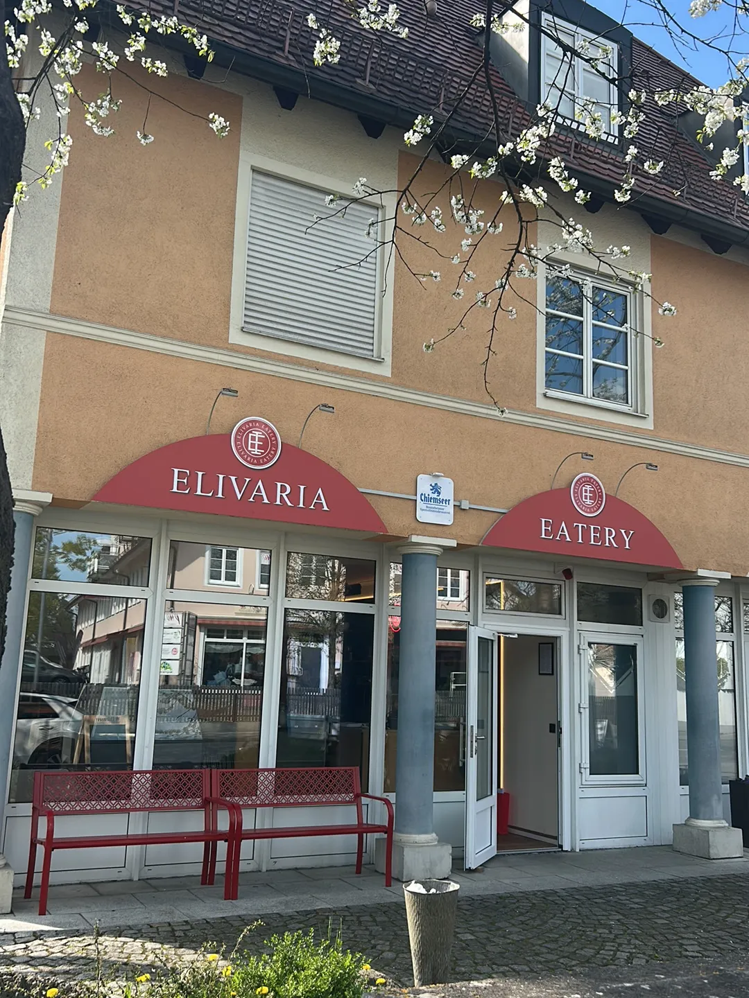 Außenansicht der Elivaria Eatery an der Eversbuschstraße 37 mit roten Markisen